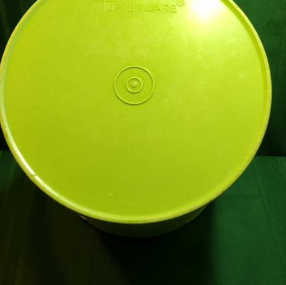 Lime Green Vintage Tupperware container ( MOLD NUMBER 1339-5 ) - Picture 2 of 7